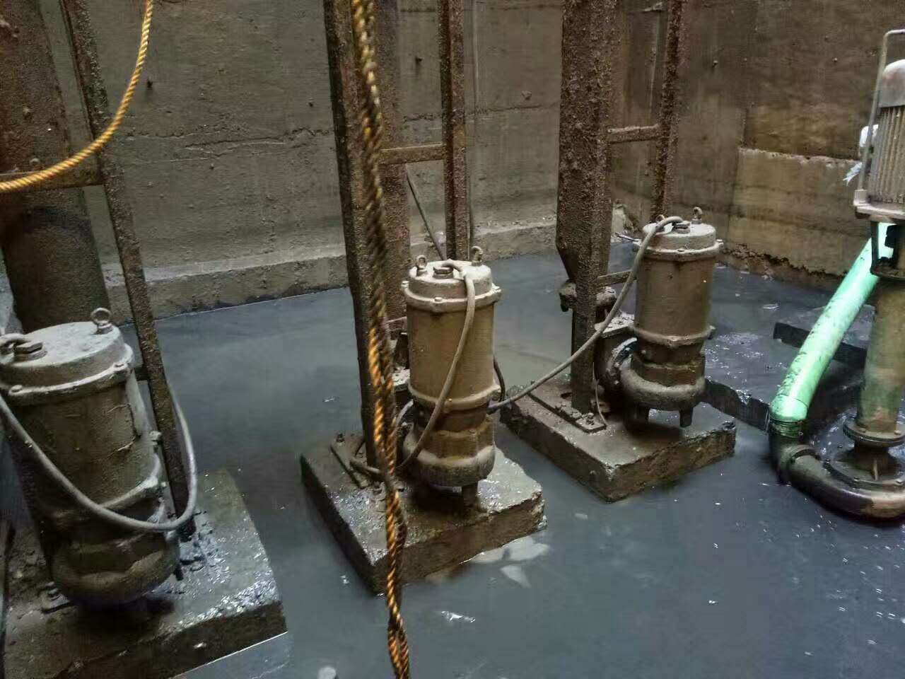 平泉污水池清理