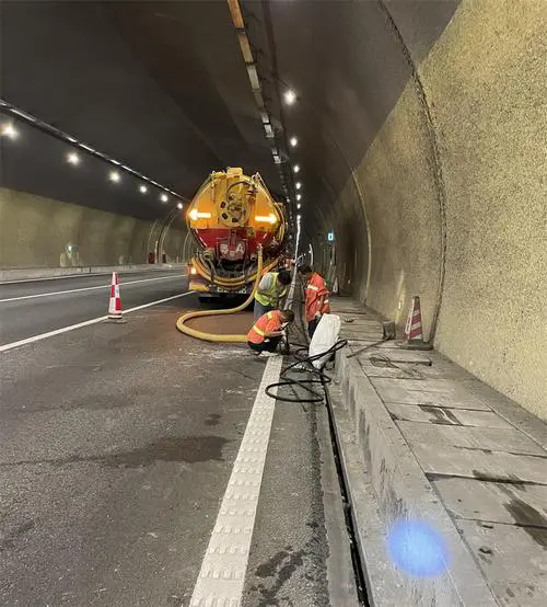 平泉隧道排水渠清淤